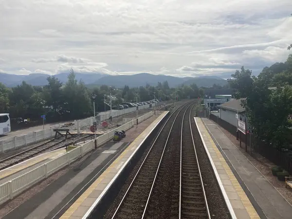 Speyside manzaralı Speyside 'da Aviemore ile Garten' ın teknesi arasındaki Strathspey Demiryolu 'nda nostaljik bir İskoç buharlı tren yolculuğu..