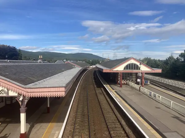 Speyside manzaralı Speyside 'da Aviemore ile Garten' ın teknesi arasındaki Strathspey Demiryolu 'nda nostaljik bir İskoç buharlı tren yolculuğu..