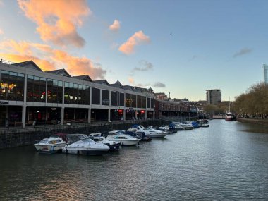 Bristol şehir merkezi kentsel yaşamı, tarihi binaları, modern mimariyi, dükkanları, liman tarafını ve canlı kamusal alanları gösteriyor.