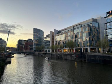 Bristol şehir merkezi kentsel yaşamı, tarihi binaları, modern mimariyi, dükkanları, liman tarafını ve canlı kamusal alanları gösteriyor.