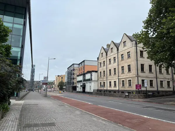 Bristol şehir merkezi kentsel yaşamı, tarihi binaları, modern mimariyi, dükkanları, liman tarafını ve canlı kamusal alanları gösteriyor.