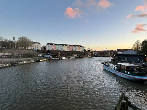 Bristol şehir merkezi kentsel yaşamı, tarihi binaları, modern mimariyi, dükkanları, liman tarafını ve canlı kamusal alanları gösteriyor.