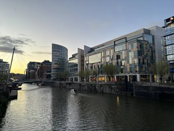 Bristol şehir merkezi kentsel yaşamı, tarihi binaları, modern mimariyi, dükkanları, liman tarafını ve canlı kamusal alanları gösteriyor.