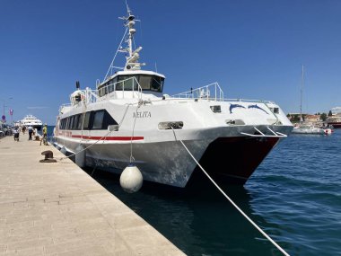 Yolcu gemileri, Adriyatik 'te deniz yolculuğu, ada feribotları ve kıyı bağlantılarıyla bilinen yoğun bir liman olan Zadar limanına yanaştı..