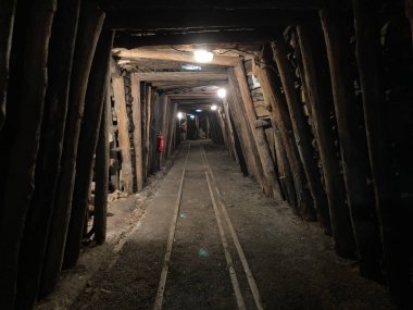 Als 'daki tarihi bir kömür madenine yapılan turist ziyaretinin yeraltı görüntüleri ve ekipmanları, madencilik tünelleri, makineler ve korunmuş sanayi mirasını gösteriyor..