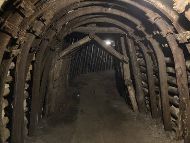 Als 'daki tarihi bir kömür madenine yapılan turist ziyaretinin yeraltı görüntüleri ve ekipmanları, madencilik tünelleri, makineler ve korunmuş sanayi mirasını gösteriyor..