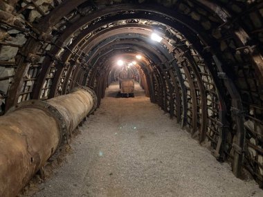 Als 'daki tarihi bir kömür madenine yapılan turist ziyaretinin yeraltı görüntüleri ve ekipmanları, madencilik tünelleri, makineler ve korunmuş sanayi mirasını gösteriyor..