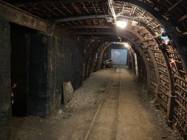 Als 'daki tarihi bir kömür madenine yapılan turist ziyaretinin yeraltı görüntüleri ve ekipmanları, madencilik tünelleri, makineler ve korunmuş sanayi mirasını gösteriyor..