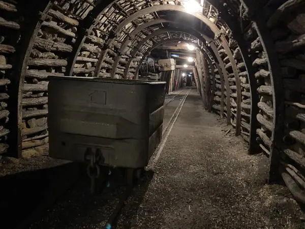 Als 'daki tarihi bir kömür madenine yapılan turist ziyaretinin yeraltı görüntüleri ve ekipmanları, madencilik tünelleri, makineler ve korunmuş sanayi mirasını gösteriyor..