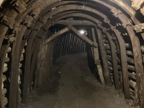 Als 'daki tarihi bir kömür madenine yapılan turist ziyaretinin yeraltı görüntüleri ve ekipmanları, madencilik tünelleri, makineler ve korunmuş sanayi mirasını gösteriyor..