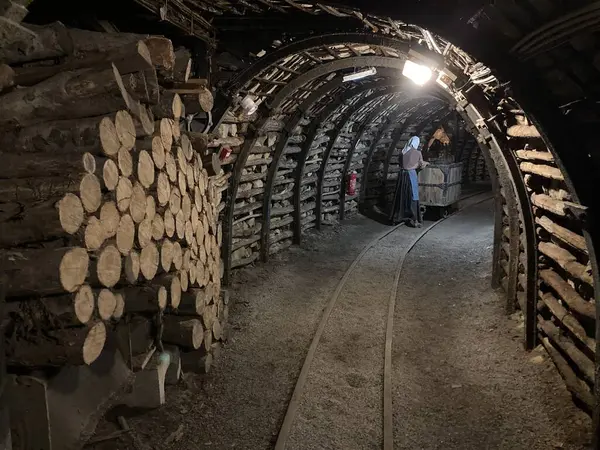 Als 'daki tarihi bir kömür madenine yapılan turist ziyaretinin yeraltı görüntüleri ve ekipmanları, madencilik tünelleri, makineler ve korunmuş sanayi mirasını gösteriyor..