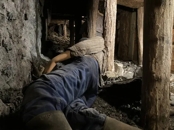 Als 'daki tarihi bir kömür madenine yapılan turist ziyaretinin yeraltı görüntüleri ve ekipmanları, madencilik tünelleri, makineler ve korunmuş sanayi mirasını gösteriyor..