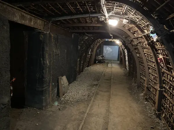 Als 'daki tarihi bir kömür madenine yapılan turist ziyaretinin yeraltı görüntüleri ve ekipmanları, madencilik tünelleri, makineler ve korunmuş sanayi mirasını gösteriyor..