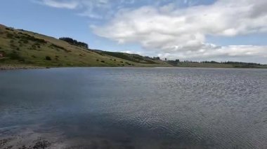 Eski St. Ninian 'ın Fife' daki açık kömür madeni hakkındaki geniş görüşler, Charles Jencks tarafından tamamlanmamış bir Fife Earth Projesine dönüştürüldü..