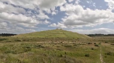 Eski St. Ninian 'ın Fife' daki açık kömür madeni hakkındaki geniş görüşler, Charles Jencks tarafından tamamlanmamış bir Fife Earth Projesine dönüştürüldü..
