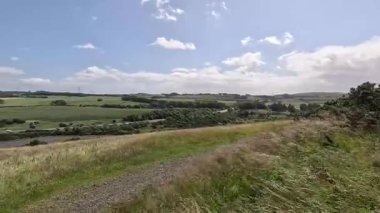 Eski St. Ninian 'ın Fife' daki açık kömür madeni hakkındaki geniş görüşler, Charles Jencks tarafından tamamlanmamış bir Fife Earth Projesine dönüştürüldü..