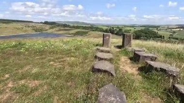 Eski St. Ninian 'ın Fife' daki açık kömür madeni hakkındaki geniş görüşler, Charles Jencks tarafından tamamlanmamış bir Fife Earth Projesine dönüştürüldü..