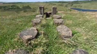 Eski St. Ninian 'ın Fife' daki açık kömür madeni hakkındaki geniş görüşler, Charles Jencks tarafından tamamlanmamış bir Fife Earth Projesine dönüştürüldü..