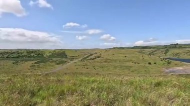 Eski St. Ninian 'ın Fife' daki açık kömür madeni hakkındaki geniş görüşler, Charles Jencks tarafından tamamlanmamış bir Fife Earth Projesine dönüştürüldü..