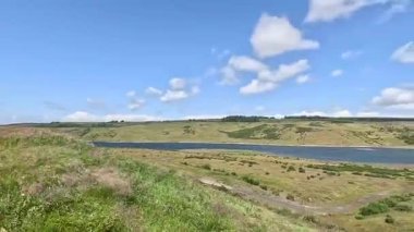 Eski St. Ninian 'ın Fife' daki açık kömür madeni hakkındaki geniş görüşler, Charles Jencks tarafından tamamlanmamış bir Fife Earth Projesine dönüştürüldü..