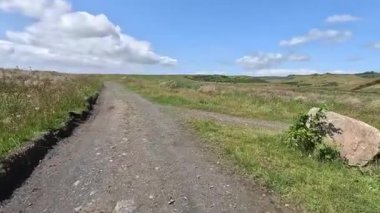 Eski St. Ninian 'ın Fife' daki açık kömür madeni hakkındaki geniş görüşler, Charles Jencks tarafından tamamlanmamış bir Fife Earth Projesine dönüştürüldü..