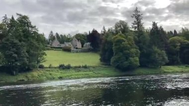 Perthshire 'daki Tay nehrinin manzarası, ormanlık ve kırsal alanlarda süzülüyor, yansımalar, vahşi yaşam ve sakin akan su