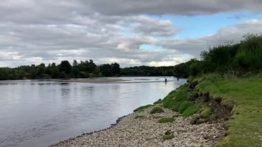 Perthshire 'daki Tay nehrinin manzarası, ormanlık ve kırsal alanlarda süzülüyor, yansımalar, vahşi yaşam ve sakin akan su