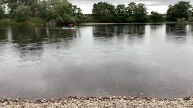 Perthshire 'daki Tay nehrinin manzarası, ormanlık ve kırsal alanlarda süzülüyor, yansımalar, vahşi yaşam ve sakin akan su