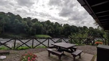 Perthshire 'daki Tay nehrinin manzarası, ormanlık ve kırsal alanlarda süzülüyor, yansımalar, vahşi yaşam ve sakin akan su