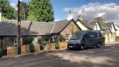 Perthshire 'daki Meikleour köyünün büyüleyici manzarası, dünyanın en uzun kayın çiti, tarihi mercat haçı ve geleneksel 19. yüzyıl mimarisine ev sahipliği yapıyor..