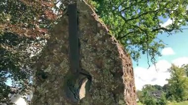 Perthshire 'daki Meikleour köyünün büyüleyici manzarası, dünyanın en uzun kayın çiti, tarihi mercat haçı ve geleneksel 19. yüzyıl mimarisine ev sahipliği yapıyor..