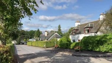 Perthshire 'daki Meikleour köyünün büyüleyici manzarası, dünyanın en uzun kayın çiti, tarihi mercat haçı ve geleneksel 19. yüzyıl mimarisine ev sahipliği yapıyor..