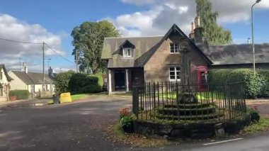 Perthshire 'daki Meikleour köyünün büyüleyici manzarası, dünyanın en uzun kayın çiti, tarihi mercat haçı ve geleneksel 19. yüzyıl mimarisine ev sahipliği yapıyor..