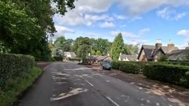 Perthshire 'daki Meikleour köyünün büyüleyici manzarası, dünyanın en uzun kayın çiti, tarihi mercat haçı ve geleneksel 19. yüzyıl mimarisine ev sahipliği yapıyor..