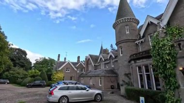 Perthshire 'da 19. yüzyıldan kalma bir kır evi olan Ballathie House Hotel' in zarif manzarası, Tay Nehri 'nde yuva yapmış, antik ormanlık alanlar ve manikürlü bahçelerle çevrili.