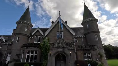 Perthshire 'da 19. yüzyıldan kalma bir kır evi olan Ballathie House Hotel' in zarif manzarası, Tay Nehri 'nde yuva yapmış, antik ormanlık alanlar ve manikürlü bahçelerle çevrili.