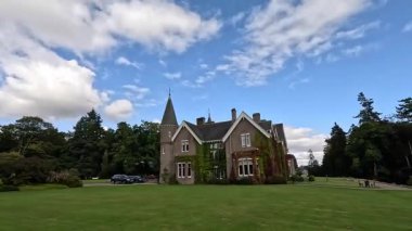Perthshire 'da 19. yüzyıldan kalma bir kır evi olan Ballathie House Hotel' in zarif manzarası, Tay Nehri 'nde yuva yapmış, antik ormanlık alanlar ve manikürlü bahçelerle çevrili.