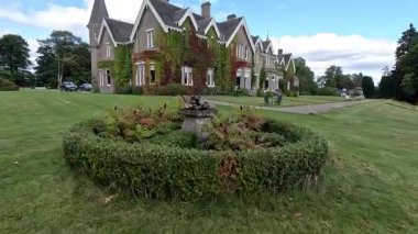 Perthshire 'da 19. yüzyıldan kalma bir kır evi olan Ballathie House Hotel' in zarif manzarası, Tay Nehri 'nde yuva yapmış, antik ormanlık alanlar ve manikürlü bahçelerle çevrili.