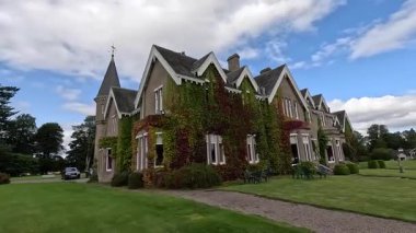 Perthshire 'da 19. yüzyıldan kalma bir kır evi olan Ballathie House Hotel' in zarif manzarası, Tay Nehri 'nde yuva yapmış, antik ormanlık alanlar ve manikürlü bahçelerle çevrili.