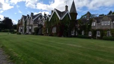 Perthshire 'da 19. yüzyıldan kalma bir kır evi olan Ballathie House Hotel' in zarif manzarası, Tay Nehri 'nde yuva yapmış, antik ormanlık alanlar ve manikürlü bahçelerle çevrili.