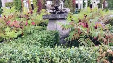 Perthshire 'da 19. yüzyıldan kalma bir kır evi olan Ballathie House Hotel' in zarif manzarası, Tay Nehri 'nde yuva yapmış, antik ormanlık alanlar ve manikürlü bahçelerle çevrili.