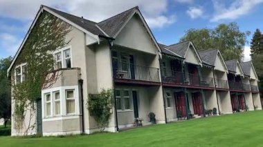 Perthshire 'da 19. yüzyıldan kalma bir kır evi olan Ballathie House Hotel' in zarif manzarası, Tay Nehri 'nde yuva yapmış, antik ormanlık alanlar ve manikürlü bahçelerle çevrili.