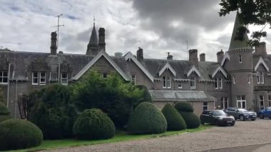 Perthshire 'da 19. yüzyıldan kalma bir kır evi olan Ballathie House Hotel' in zarif manzarası, Tay Nehri 'nde yuva yapmış, antik ormanlık alanlar ve manikürlü bahçelerle çevrili.