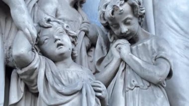 Edinburgh 'daki St. Cuthberts Kirkyard' ın atmosferik görüntüleri. Edinburgh Kalesi 'nin altındaki tarihi bir mezarlık. İçinde antik mezar taşları, bir gözetleme kulesi ve zengin bir miras var..