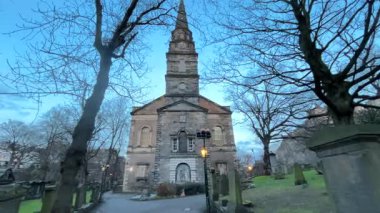 Edinburgh 'daki St. Cuthberts Kirkyard' ın atmosferik görüntüleri. Edinburgh Kalesi 'nin altındaki tarihi bir mezarlık. İçinde antik mezar taşları, bir gözetleme kulesi ve zengin bir miras var..