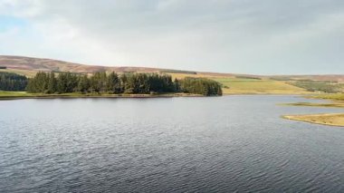 Doğu Lothian 'daki Whiteadder Barajı' nın sakin sahneleri, Lammermuir Tepeleri 'nde yuva yapmış, sakin sular, yuvarlanan manzaralar ve zengin doğal miraslar barındırıyor.