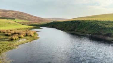 Doğu Lothian 'daki Whiteadder Barajı' nın sakin sahneleri, Lammermuir Tepeleri 'nde yuva yapmış, sakin sular, yuvarlanan manzaralar ve zengin doğal miraslar barındırıyor.