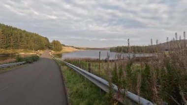 Doğu Lothian 'daki Whiteadder Barajı' nın sakin sahneleri, Lammermuir Tepeleri 'nde yuva yapmış, sakin sular, yuvarlanan manzaralar ve zengin doğal miraslar barındırıyor.