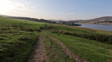 Doğu Lothian 'daki Whiteadder Barajı' nın sakin sahneleri, Lammermuir Tepeleri 'nde yuva yapmış, sakin sular, yuvarlanan manzaralar ve zengin doğal miraslar barındırıyor.