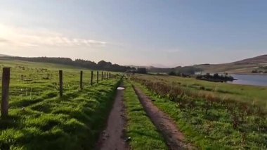 Doğu Lothian 'daki Whiteadder Barajı' nın sakin sahneleri, Lammermuir Tepeleri 'nde yuva yapmış, sakin sular, yuvarlanan manzaralar ve zengin doğal miraslar barındırıyor.